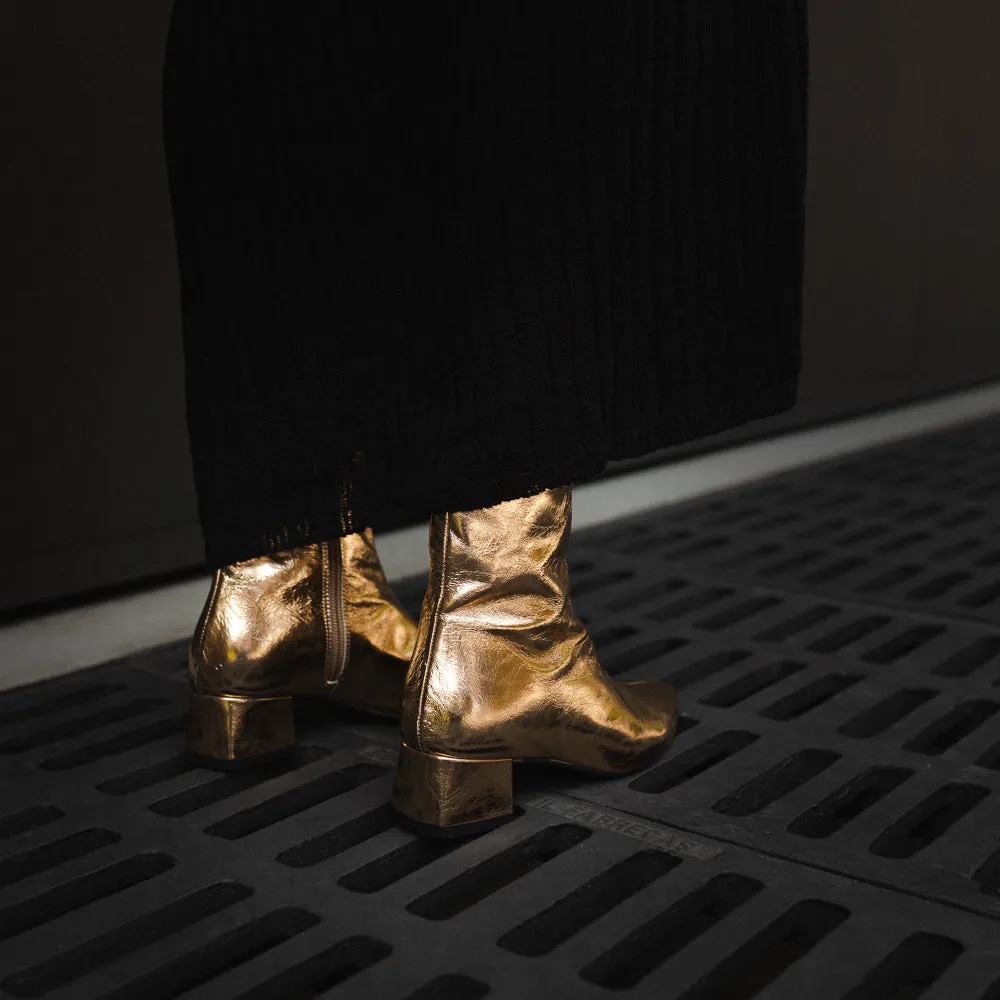 BOTÍN SILVIA PIEL LAMINADA ORO TACÓN 4CM